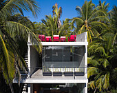 Strandhaus, Betonmodul mit Balkon und Dachterrasse zwischen Palmen