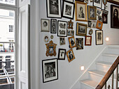 Treppenwand mit Familienfotos in verschiedenen Rahmen
