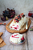 Baiser-Roulade mit Himbeeren, Frischkäse, Feigen und Walnüssen
