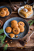 Christmas biscuits with honey and almonds