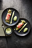 Konfierte Forelle mit Wasabi-Eis und Apfel-Radieschen-Gurken-Salat