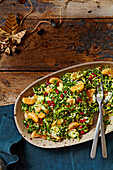 Winterlicher Rosenkohlsalat mit Clementinen und Granatapfel-Dressing