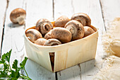 Savoury basket with brown mushrooms