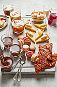 Süßes Buffet mit White Russian, Zitronentarte, Macarons, Mousse au Chocolat und Croissants