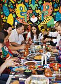 Menschen im mexikanischen Restaurant
