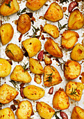 Geröstete Knoblauchkartoffeln mit Rosmarin