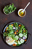 Salat mit Tomino, geröstetem Kürbis, Rucola und Gurke