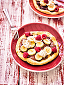 Schokoladencreme-Pizza mit Bananen und Himbeeren