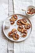 Hartweizen-Butter-Cookies mit Ganache und Haselnüssen