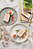 Lachs-Wirsing-Terrine mit Meerrettichcreme