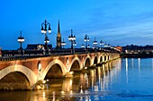 Frankreich,Gironde,Bordeaux,Weltkulturerbe der UNESCO,Pont de Pierre an der Garonne,im Hintergrund die Kirche Saint Michel und das Tor von Bourgogne