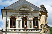 Frankreich,Doubs,Mouthier Haute Pierre,Place Cesaire Phisalix,Stadtschule mit Museum Phisalix,Heimatforscher des Dorfes