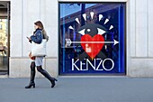 Frankreich,Paris,Frau geht am Schaufenster des Kenzo-Geschäfts am Place de la Madeleine vorbei