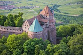 Frankreich,Bas Rhin,Orschwiller,Elsässer Weinstraße,Schloss Haut Koenigsbourg (Luftaufnahme)