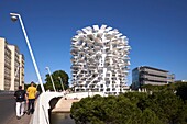 Frankreich,Hérault,Montpellier,Bezirk Richter,Der weiße Baum am Ufer des Lez von dem japanischen Architekten Sou Fujimoto. Das 17 Stockwerke oder 56 Meter hohe Gebäude verfügt über 120 Wohnungen, eine Panoramabar, ein Restaurant und eine Kunstgalerie.