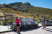 Frankreich,Savoyen,Saint Jean de Maurienne,der größte Radwanderweg der Welt wurde in einem Radius von 50 km um die Stadt angelegt. Radfahrer auf dem Gipfel des Passes des Eisernen Kreuzes