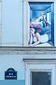 Frankreich,Paris,Fassade eines bunten Hauses und Wandmalerei in der Rue Cremieux