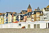 Frankreich,Somme,Mers-les-Bains,Badeort am Ufer des Ärmelkanals,der Strand und seine 300 Strandhütten,die Kreidefelsen im Hintergrund