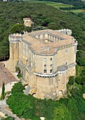 Frankreich,Drome,Drome Provencale,Suze la Rousse,die feudale Burg aus dem 11. Jahrhundert, die seit 1978 die Universität für Wein beherbergt (Luftaufnahme)