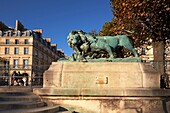 France,Paris,Jardin des Tuileries,Bronze statue Lion and lioness arguing for a wild boar by the animal sculptor Auguste Cain