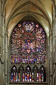 Frankreich,Somme,Amiens,Kathedrale Notre-Dame,Juwel der gotischen Kunst,von der UNESCO zum Weltkulturerbe erklärt,die Windrose des nördlichen Querschiffs und das Triforium (Suite der Könige und Heiligen) aus dem vierzehnten Jahrhundert