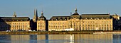 Frankreich,Gironde,Bordeaux,von der UNESCO zum Weltkulturerbe erklärtes Gebiet,die Ufer der Garonne und die Gebäude der Bourse und der Kathedrale Saint Andre im Hintergrund