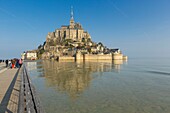 Frankreich,Manche,Bucht von Mont Saint Michel, von der UNESCO zum Weltkulturerbe erklärt,Mont Saint Michel bei Flut und Fußgängerbrücke des Architekten Dietmar Feichtinger