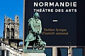 Frankreich,Seine Maritime,Rouen,Statue von Pierre Corneille vor dem Theatre des Arts und der Saint-André Turm im Hintergrund
