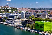 Frankreich,Rhone,Lyon,Stadtteil La Confluence im Süden der Halbinsel,erstes vom WWF als nachhaltig zertifiziertes Viertel Frankreichs,Blick auf den Quai Rambaud entlang der alten Hafenanlagen mit dem Green Cube,dem Sucriere,dem Ycone-Turm und der Basilika Notre Dame de Fourviere