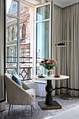 Frankreich,Paris,Hotel du Louvre,hausgemachtes Gebäck auf einem Tisch in einer Hotelsuite vor einem Fenster mit Blick auf das Louvre Museum und den Place du Palais Royal