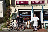 Frankreich,Eure,das Dorf Bas-Caumont in den normannischen Seine-Mäandern,Radfahrer passieren die Bar und das Restaurant La Bateliere von Brigitte und Raymond Godebout auf der Veloroute von Val de Seine