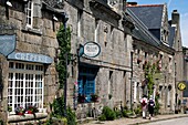 Frankreich,Finistere,Locronan,Beschriftung Les Plus Beaux Villages de France (Die schönsten Dörfer Frankreichs),Straße