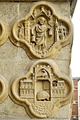 Frankreich,Somme,Amiens,Kathedrale Notre-Dame,Juwel der gotischen Kunst,von der UNESCO zum Weltkulturerbe erklärt,die Westfassade,Medaillon des Portals