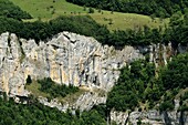 Frankreich,Doubs,Mouthier Haute Pierre,vom Belvedere du Moine,Felsen von Baume,Sytatu-Wasserfall
