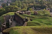 Frankreich,Territoire de Belfort,Belfort,Zugang zur Zitadelle Vauban mit Erde und Grünzeug bedeckt