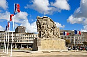 Frankreich,Seine Maritime,Le Havre,Von Auguste Perret wiederaufgebaute Innenstadt,von der UNESCO zum Weltkulturerbe erklärt,das Kriegerdenkmal vor einem Perret-Gebäude