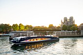 Frankreich,Paris,Weltkulturerbe der UNESCO,ein Dinner Cruise Boot vor Notre Dame