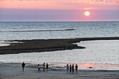 Frankreich,Charente Maritime,Insel Oleron,Familie am Strand bei Sonnenuntergang