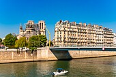 Frankreich,Paris,Weltkulturerbe der UNESCO,Ile de la Cite,Kathedrale Notre Dame und ein Boot