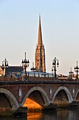 Frankreich,Gironde,Bordeaux,von der UNESCO zum Weltkulturerbe erklärt,Pont de Pierre an der Garonne und die Basilika Saint Michel, erbaut zwischen dem 14. und 16. Jahrhundert im gotischen Stil, mit ihrem 114 m hohen Turm
