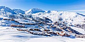 Frankreich,Savoie,Vanoise-Massiv,Tal der Haute Tarentaise,La Plagne,Teil des Paradiski-Gebiets,Blick auf Plagne Villages und Plagne Centre (Luftaufnahme)