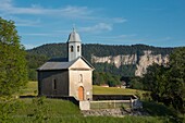 Frankreich,Ain,Juramassiv,die Kapelle von Echallon und der Fels von Orvaz