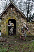 Frankreich,Eure,altes Waschhaus von Sainte Colombe prés Vernon,Allied Reconstitution Group (US World War 2 und französische Maquis historische Rekonstruktion Association),Reenactors in Uniform der 101st US Airborne Division