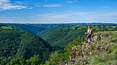 Frankreich,Cantal,Le Cros de Ronesque,Landschaft von Carlades vom Rocher de Ronesque (Felsen von Ronesque)