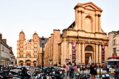 Frankreich,Cote d'Or,Dijon,von der UNESCO zum Weltkulturerbe erklärtes Gebiet,Place du Theatre,die Kirche Saint Michel und Chambre et Bourse de Commerce