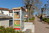 Frankreich,Meurthe et Moselle,Nancy,ehemalige Telefonzelle, die zum Gedenken an den Kulturschaffenden Dylan Pelot in der Straße von Lecreux am Meurthe-Kanal in einen Bücherbaum umgewandelt wurde