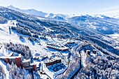 Frankreich,Savoie,Vanoise-Massiv,Tal der Haute Tarentaise,Les Arcs 2000,Teil des Paradiski-Gebietes,Blick auf den Ferienort La Plagne (Luftaufnahme)