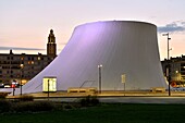 Frankreich,Seine Maritime,Le Havre,von Auguste Perret wiederaufgebaute Stadt, die von der UNESCO zum Weltkulturerbe erklärt wurde,das Hafenbecken,der Vulkan des Architekten Oscar Niemeyer und der Laternenturm der Kirche Saint Joseph