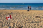 Frankreich,Calvados,Courseulles sur Mer,Juno Beach Centre,Museum über die Rolle Kanadas im Zweiten Weltkrieg,Nachfahren kanadischer Soldaten am Strand