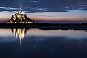 Frankreich,Manche,Bucht von Mont Saint Michel, von der UNESCO zum Weltkulturerbe erklärt,Abtei von Mont Saint Michel bei Nacht